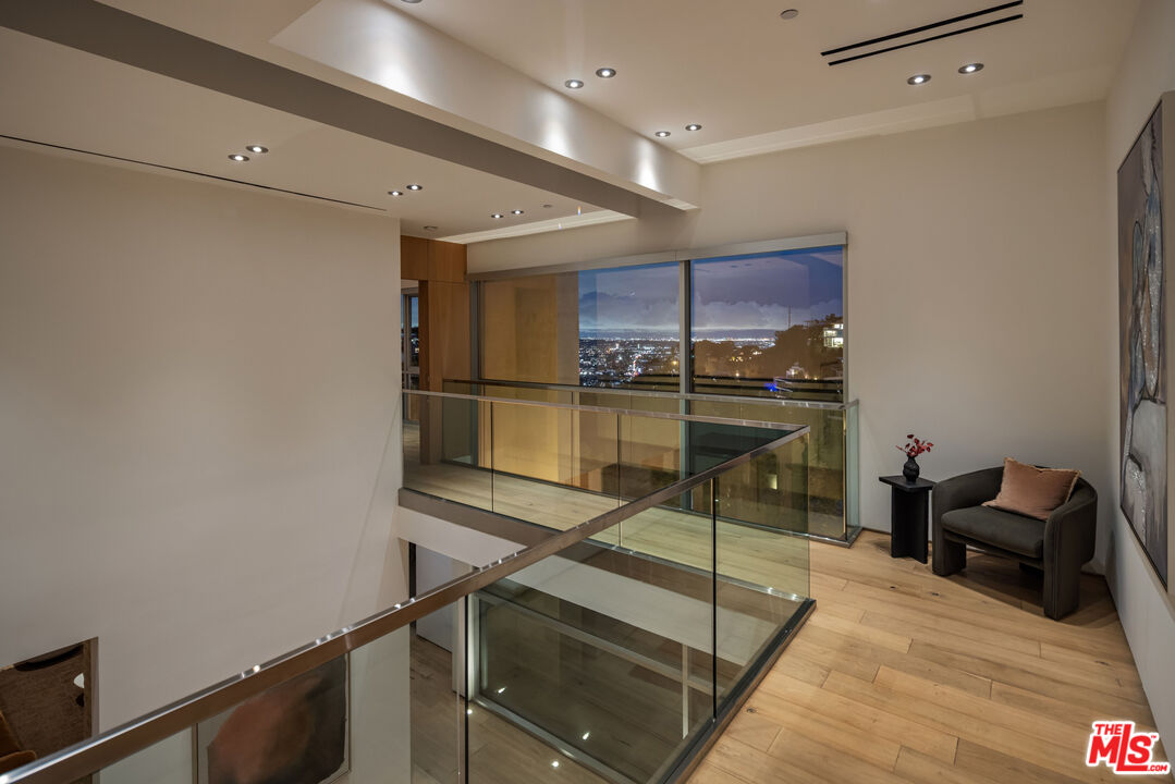 1700 Queens Ct, Hollywood Hills