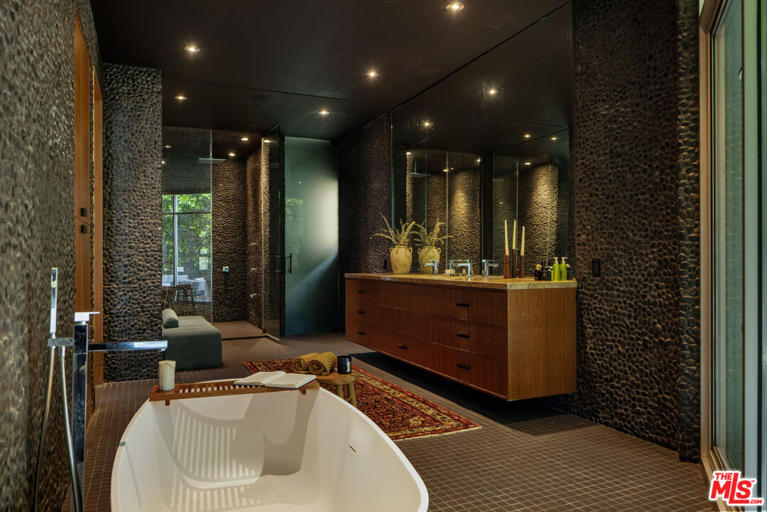 1700 Queens Ct, Hollywood Hills