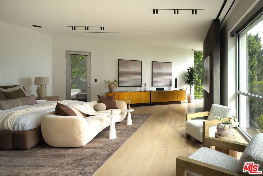 1700 Queens Ct, Hollywood Hills
