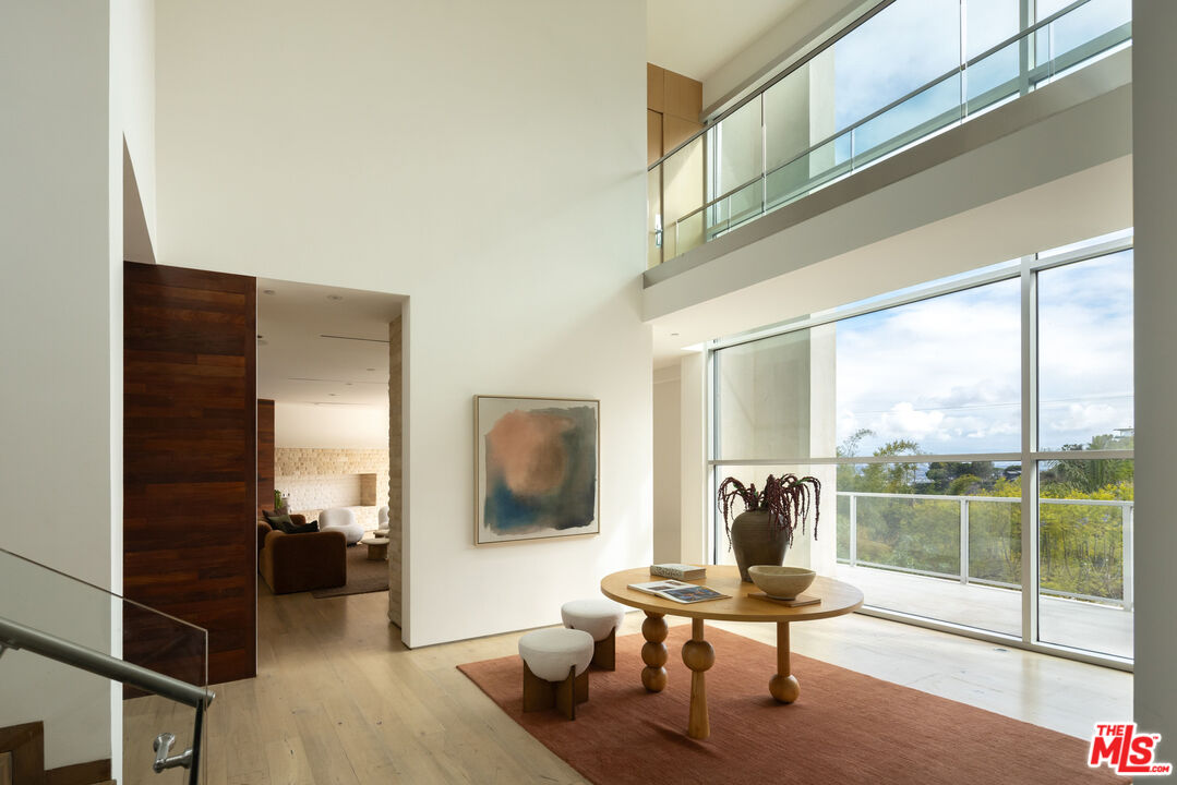 1700 Queens Ct, Hollywood Hills