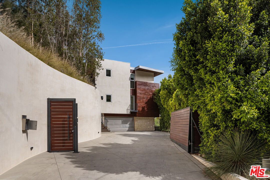 1700 Queens Ct, Hollywood Hills