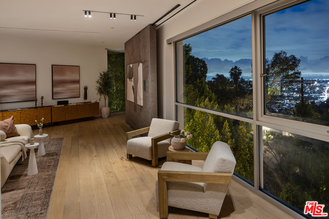 1700 Queens Ct, Hollywood Hills