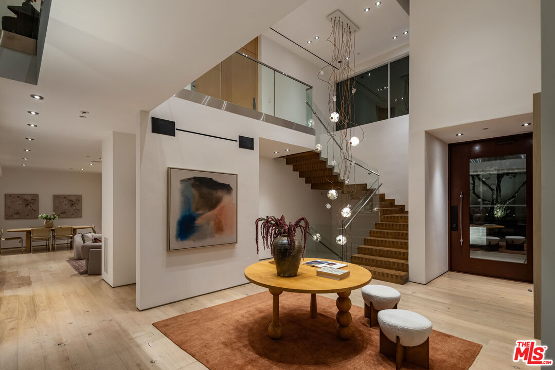 1700 Queens Ct, Hollywood Hills