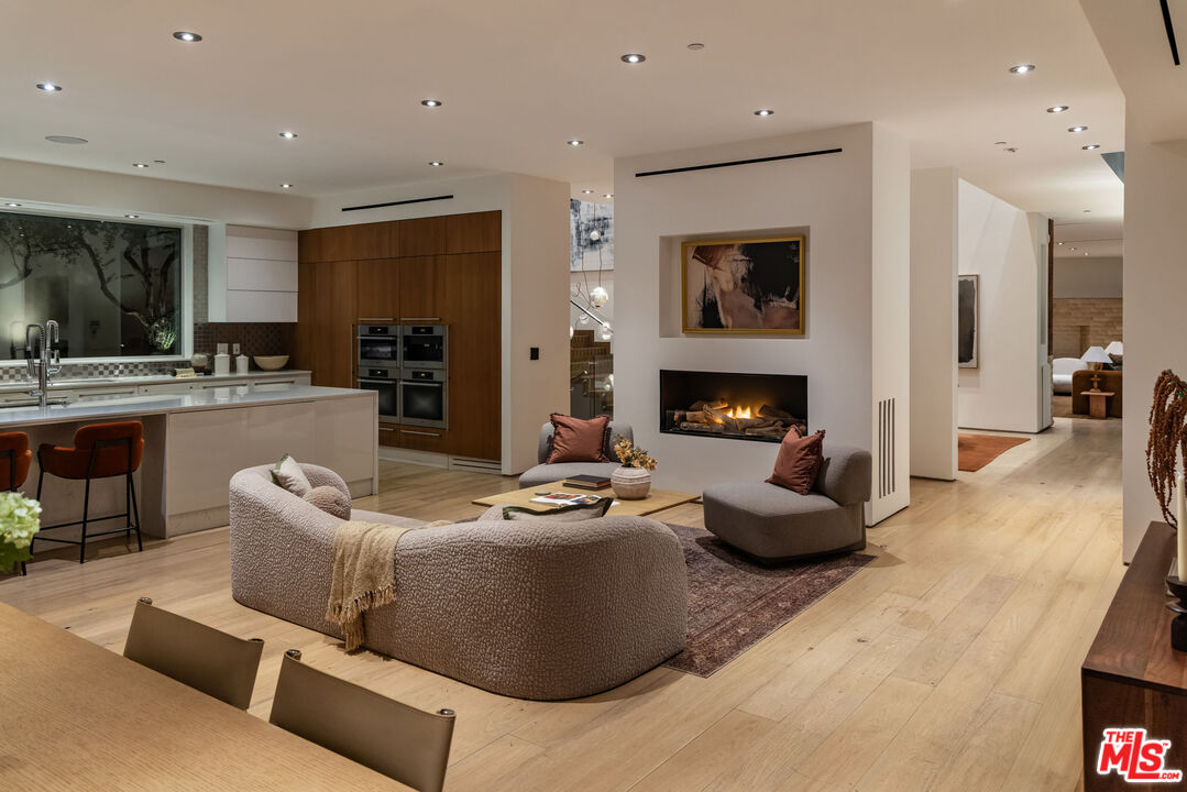 1700 Queens Ct, Hollywood Hills