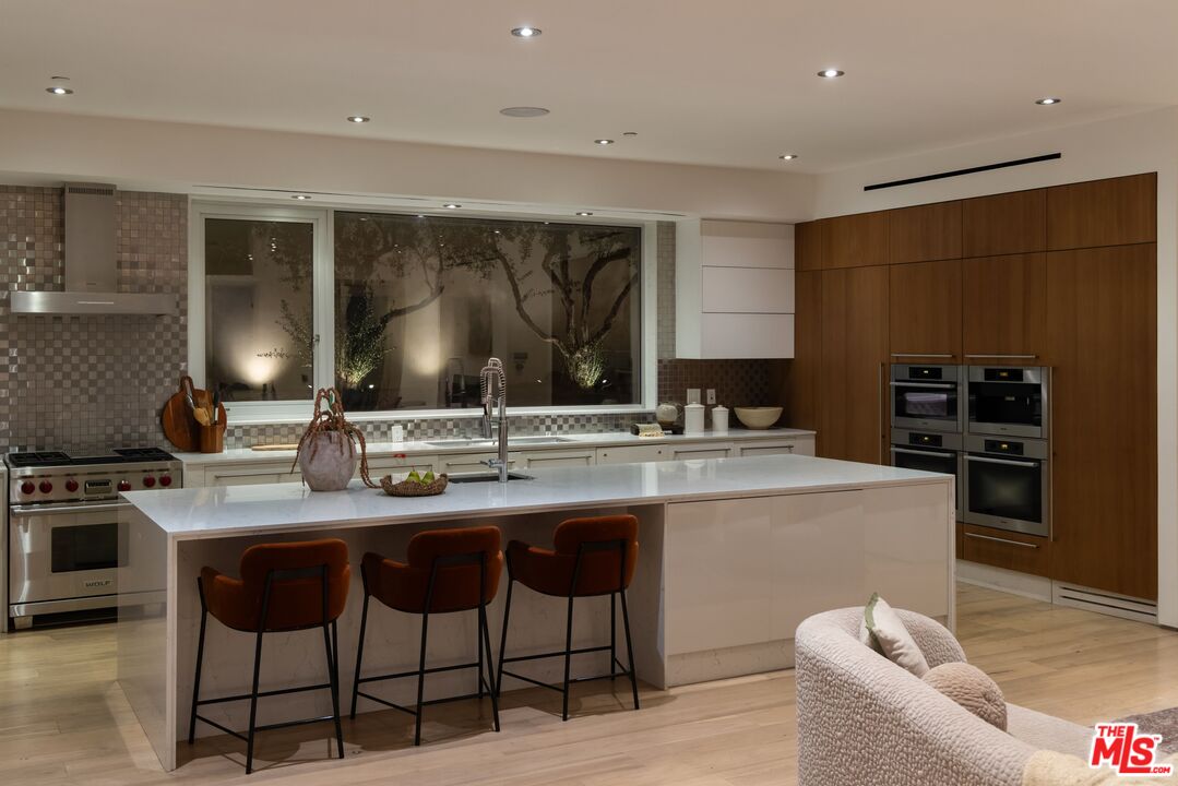 1700 Queens Ct, Hollywood Hills