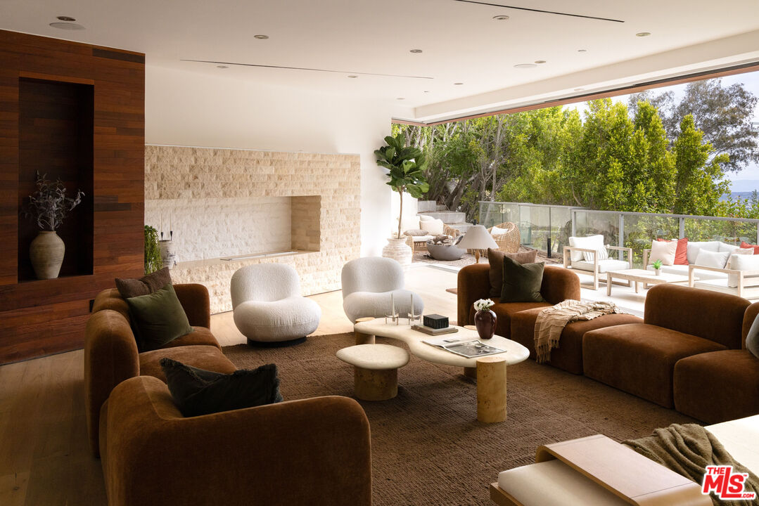 1700 Queens Ct, Hollywood Hills