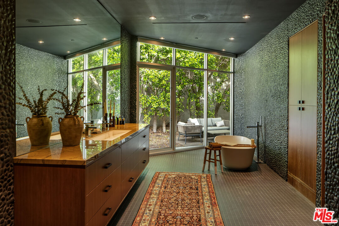 1700 Queens Ct, Hollywood Hills