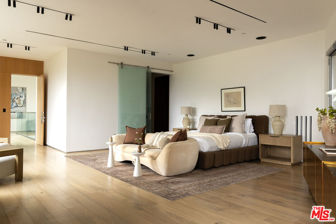 1700 Queens Ct, Hollywood Hills