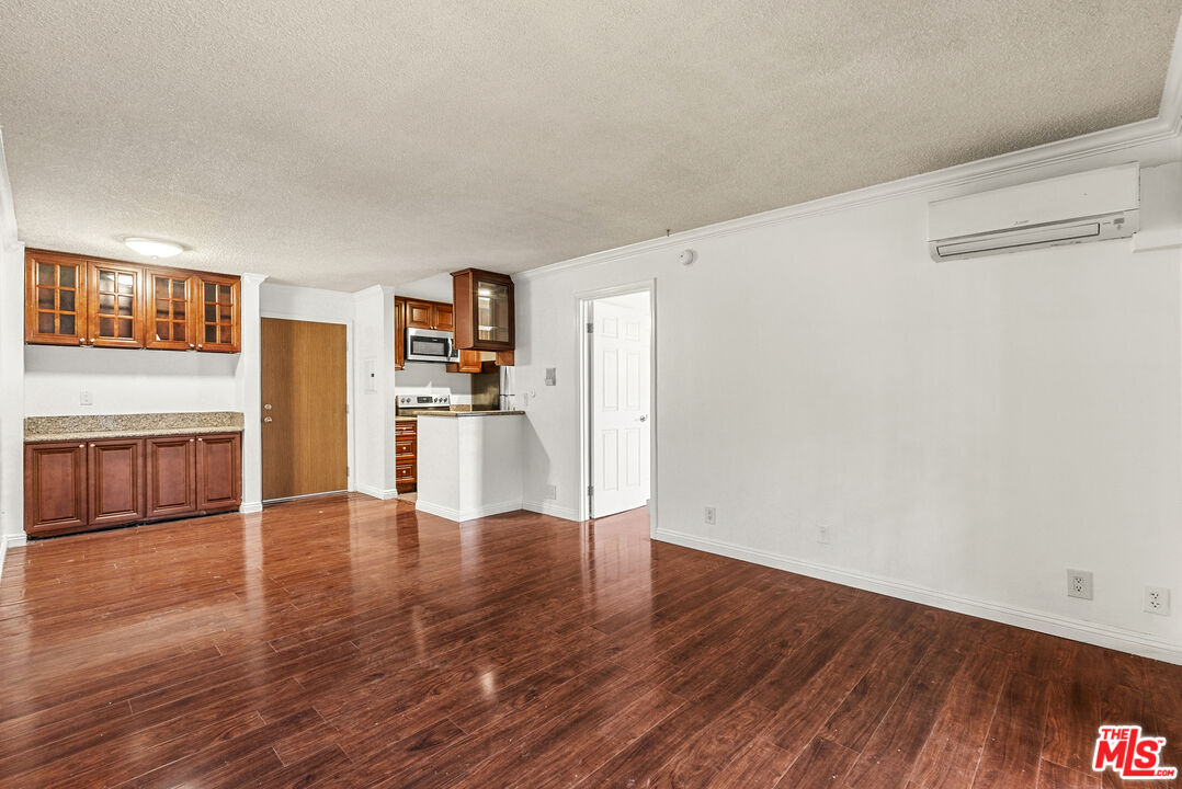 525 S Ardmore Ave Unit: 107