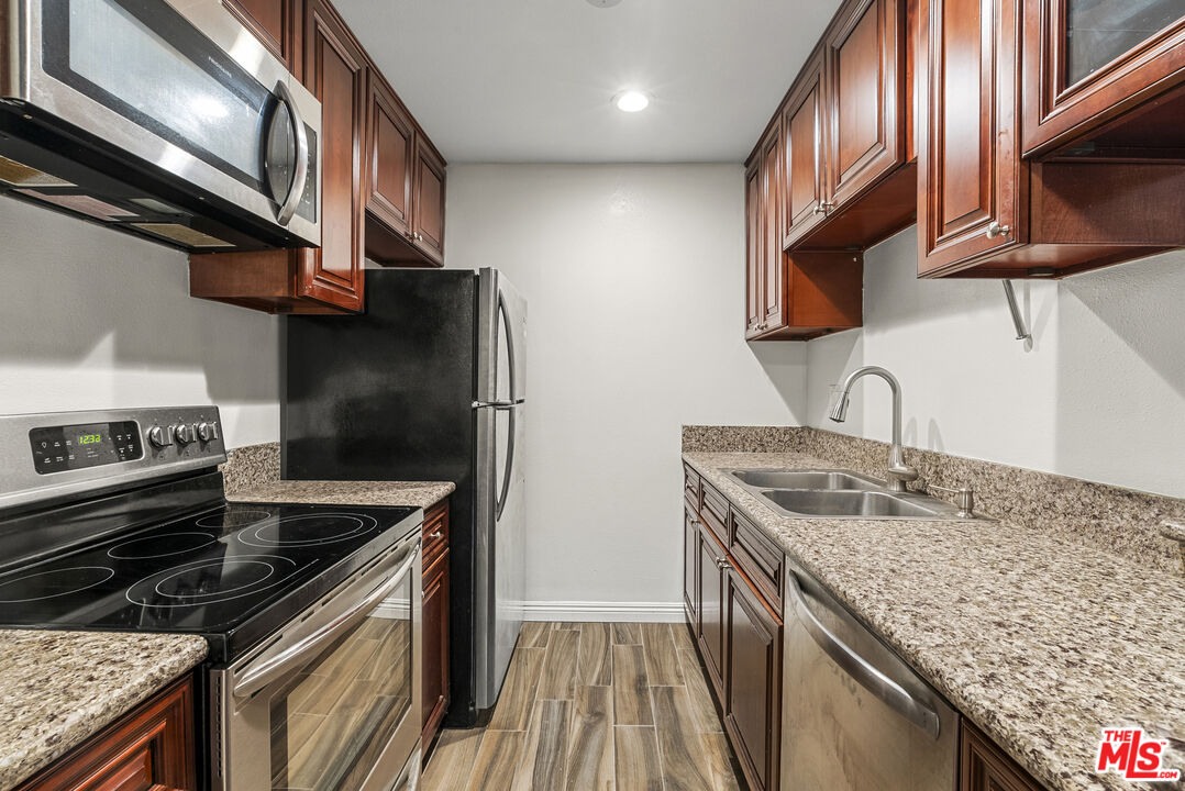 525 S Ardmore Ave Unit: 107