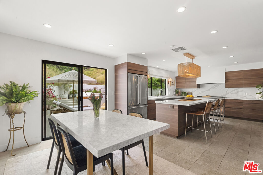 1739 San Ysidro Dr, Beverly Hills