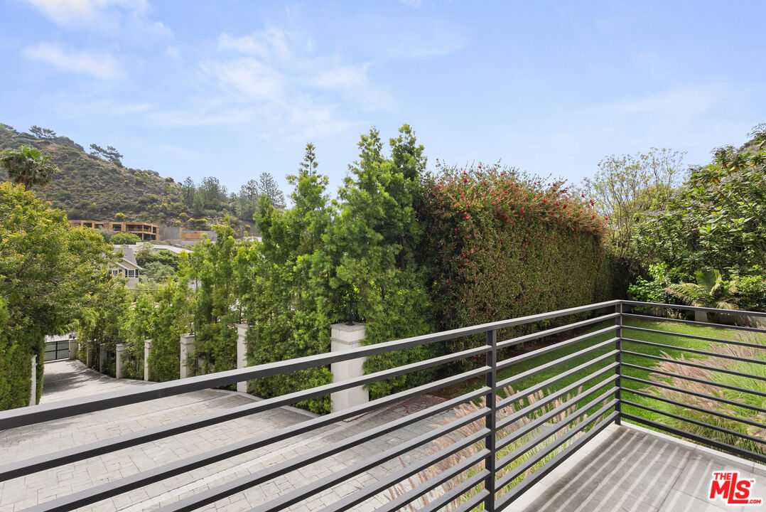 1739 San Ysidro Dr, Beverly Hills