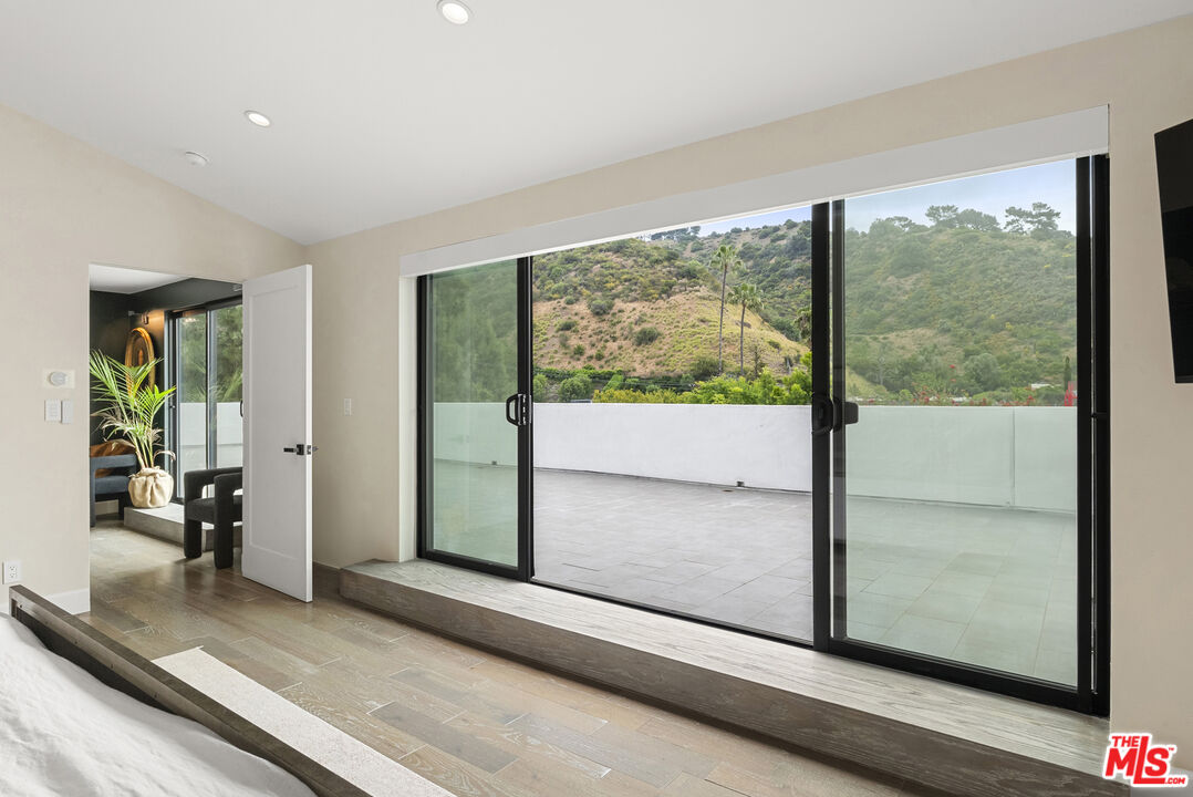 1739 San Ysidro Dr, Beverly Hills