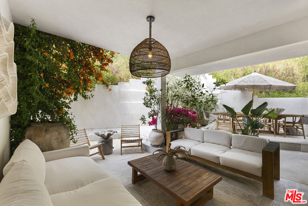 1739 San Ysidro Dr, Beverly Hills