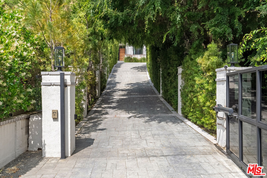 1739 San Ysidro Dr, Beverly Hills