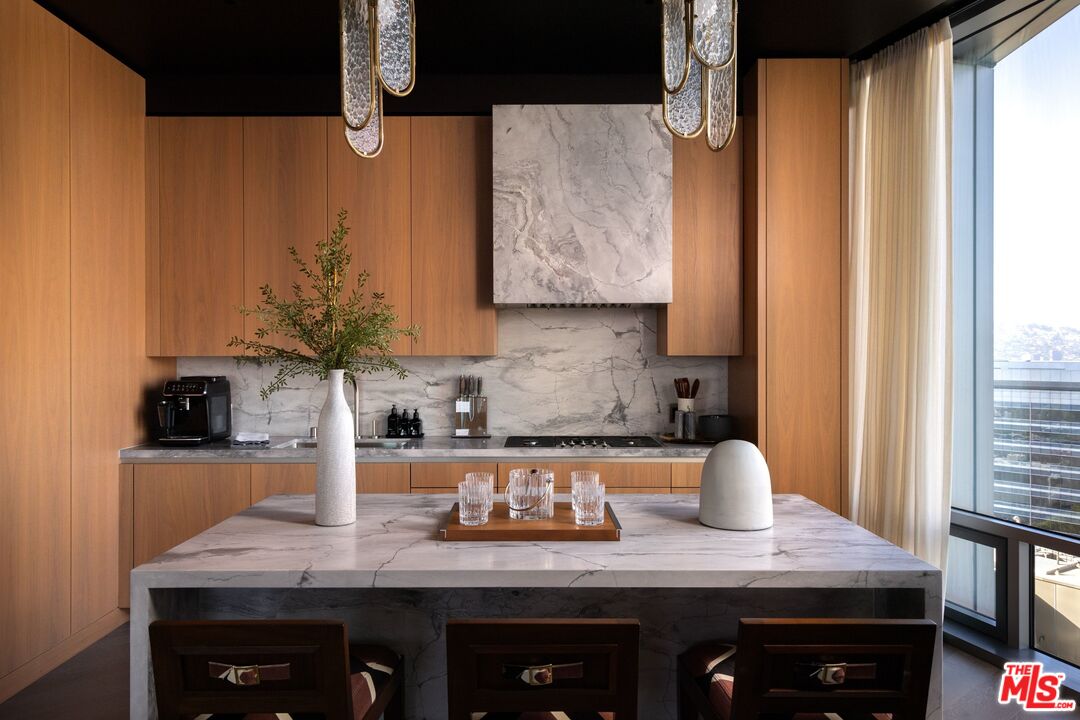 211 W Elm Ct Unit: 17B