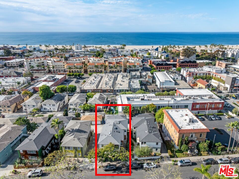 221 3rd Ave