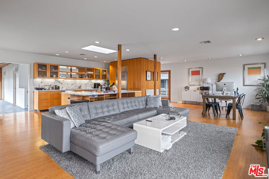 221 3rd Ave