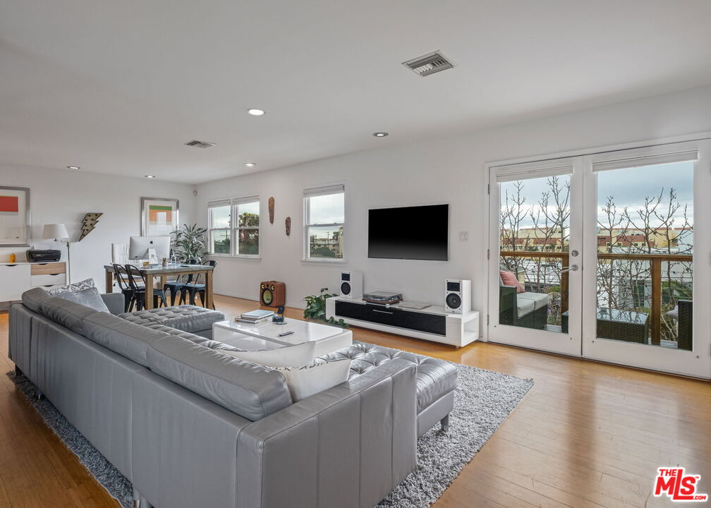 221 3rd Ave
