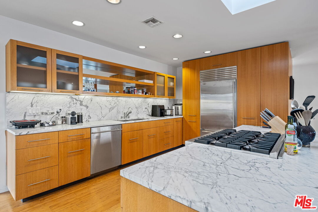 221 3rd Ave