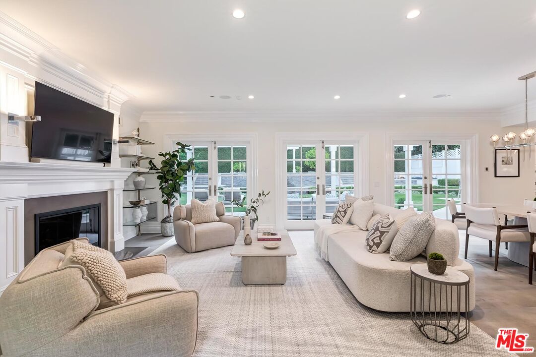 2803 Mandeville Canyon