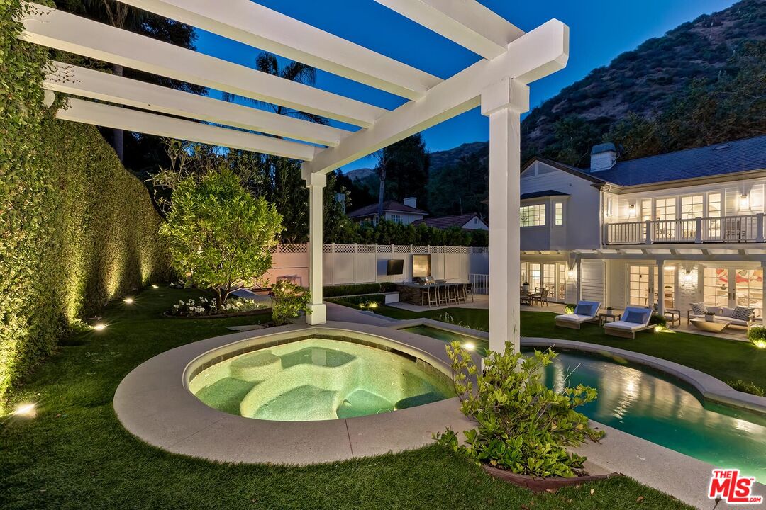 2803 Mandeville Canyon