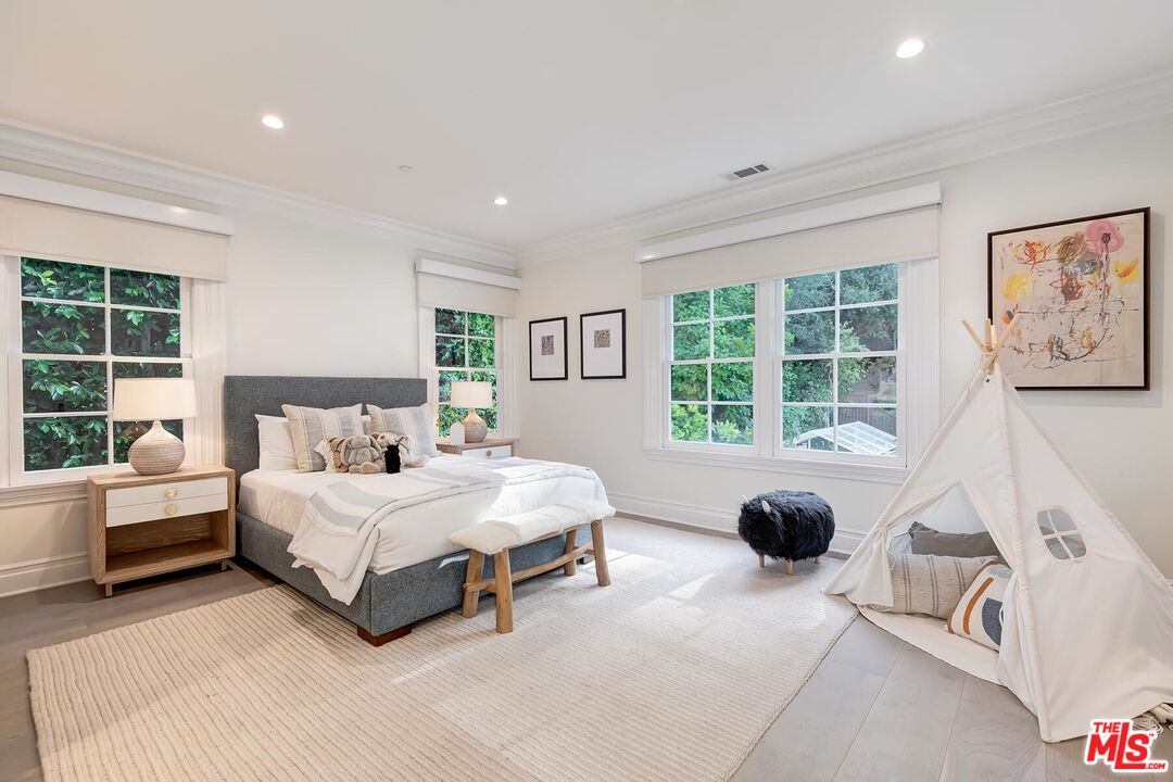 2803 Mandeville Canyon