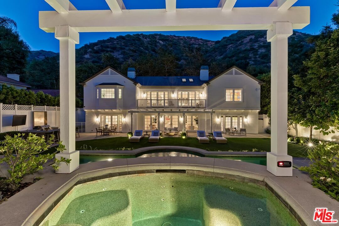 2803 Mandeville Canyon