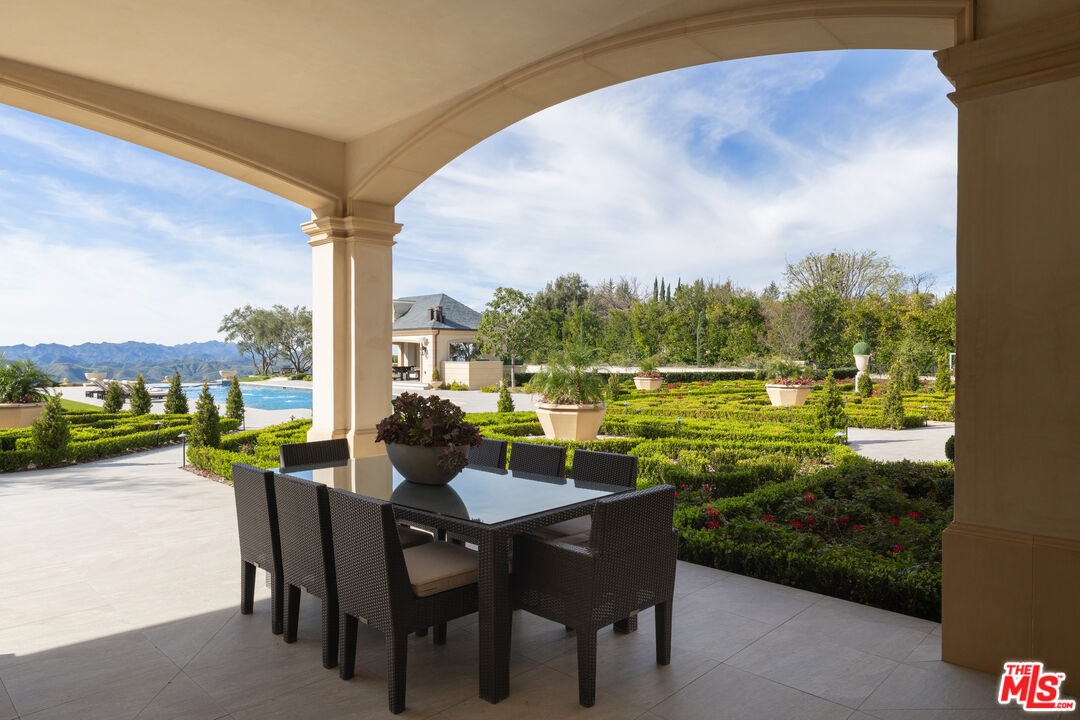 25300 Prado De La Magia, Calabasas