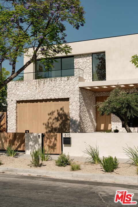 610 N Curson Ave