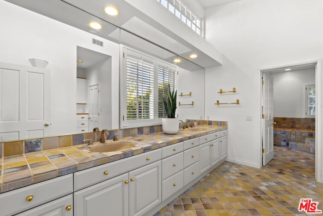 1233 Corsica Dr, Pacific Palisades 