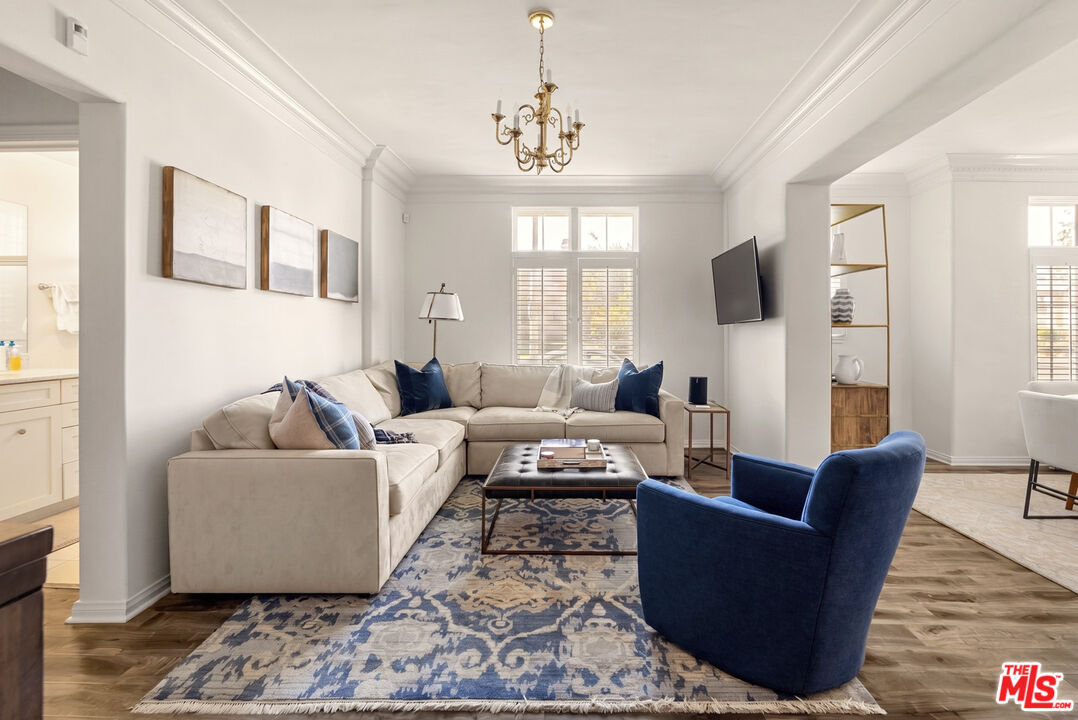 308 N Sycamore Unit: 102