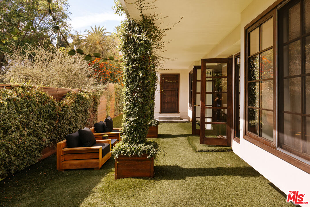 6280 Ivarene Ave, Hollywood Hills