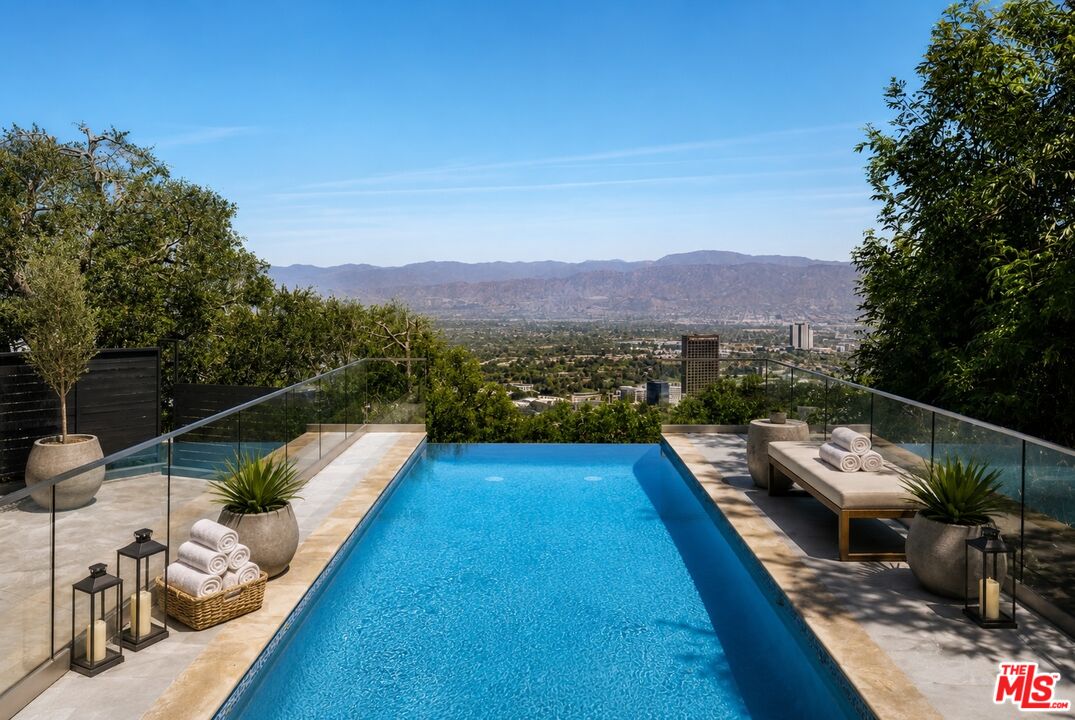 7825 Torreyson Dr