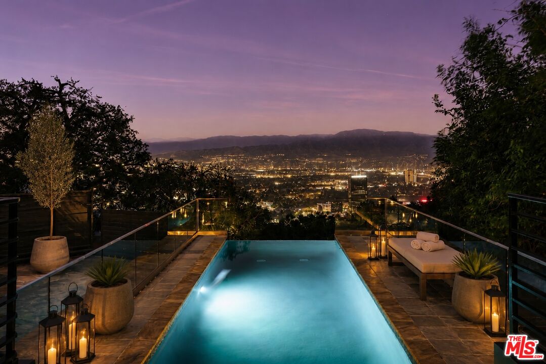 7825 Torreyson Dr