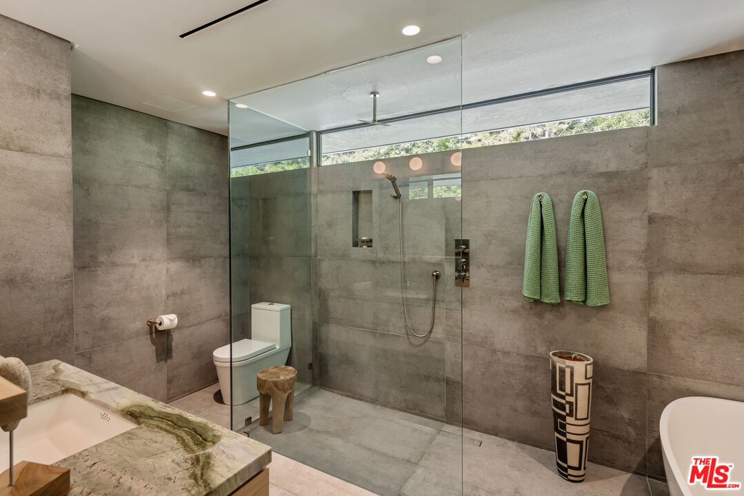 1087 Moraga Dr