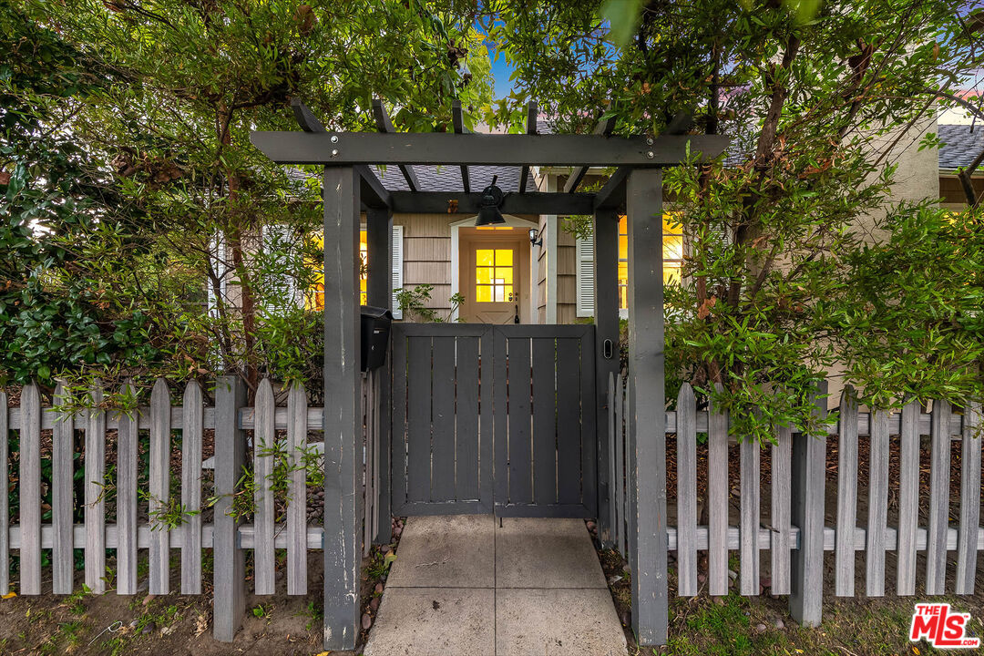4740 Denny Ave, Toluca Lake