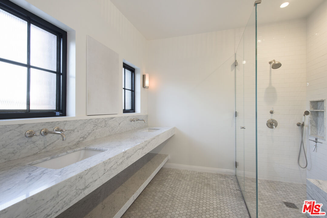 7655 Hollywood Blvd Unit: 3