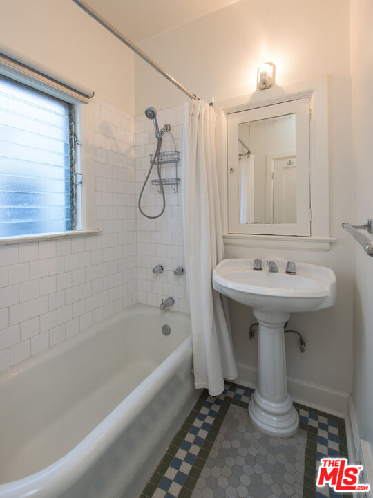 7655 Hollywood Blvd Unit: 3