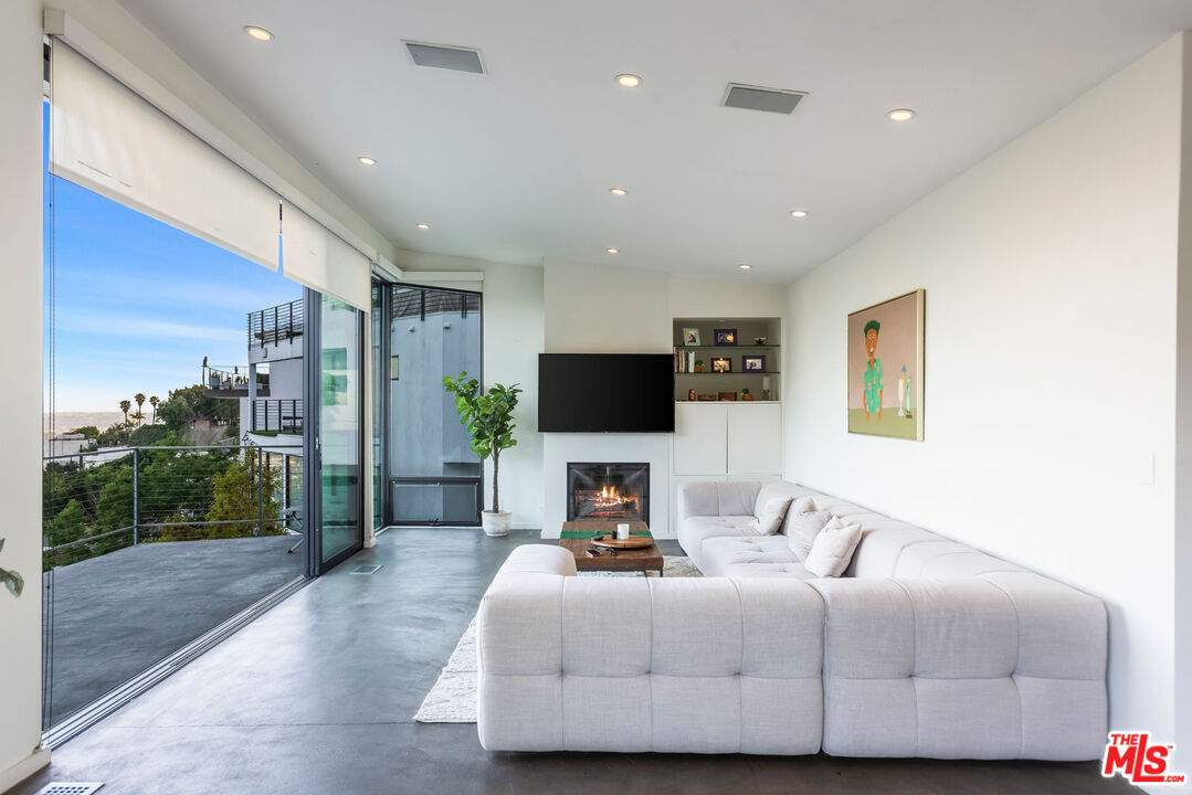 8634 Franklin Ave, Hollywood Hills 