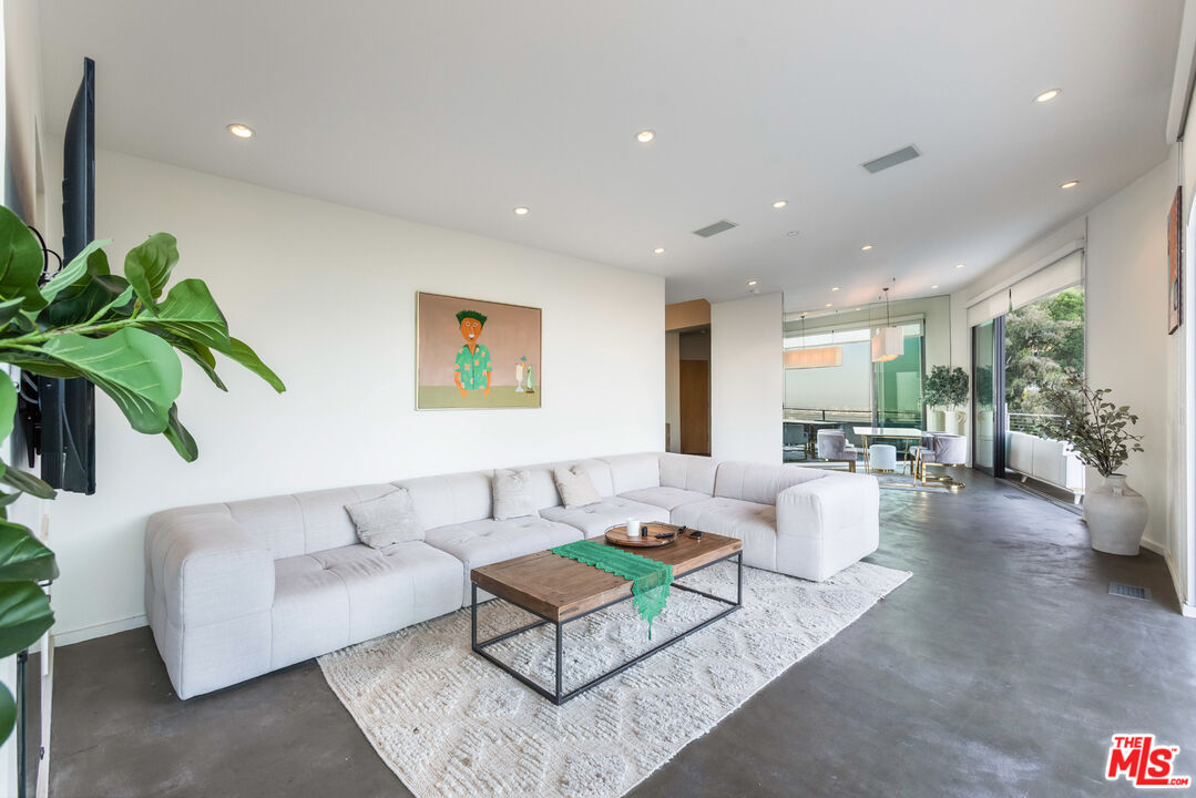 8634 Franklin Ave, Hollywood Hills 
