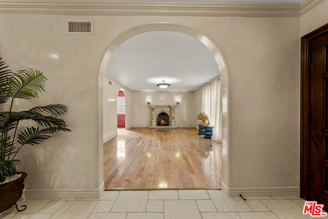 6138 Maryland Dr, Beverly Grove 