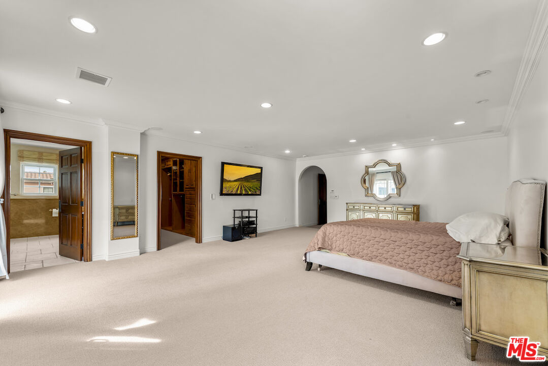 6138 Maryland Dr, Beverly Grove 