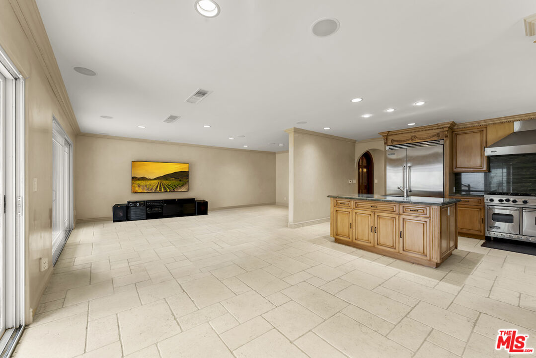 6138 Maryland Dr, Beverly Grove 