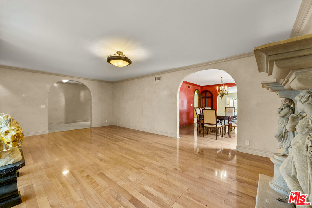 6138 Maryland Dr, Beverly Grove 