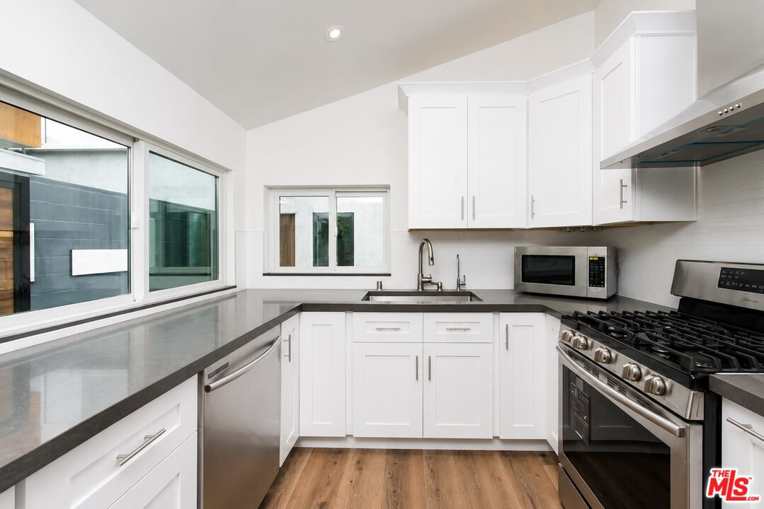 2341 Beach Ave, Venice 