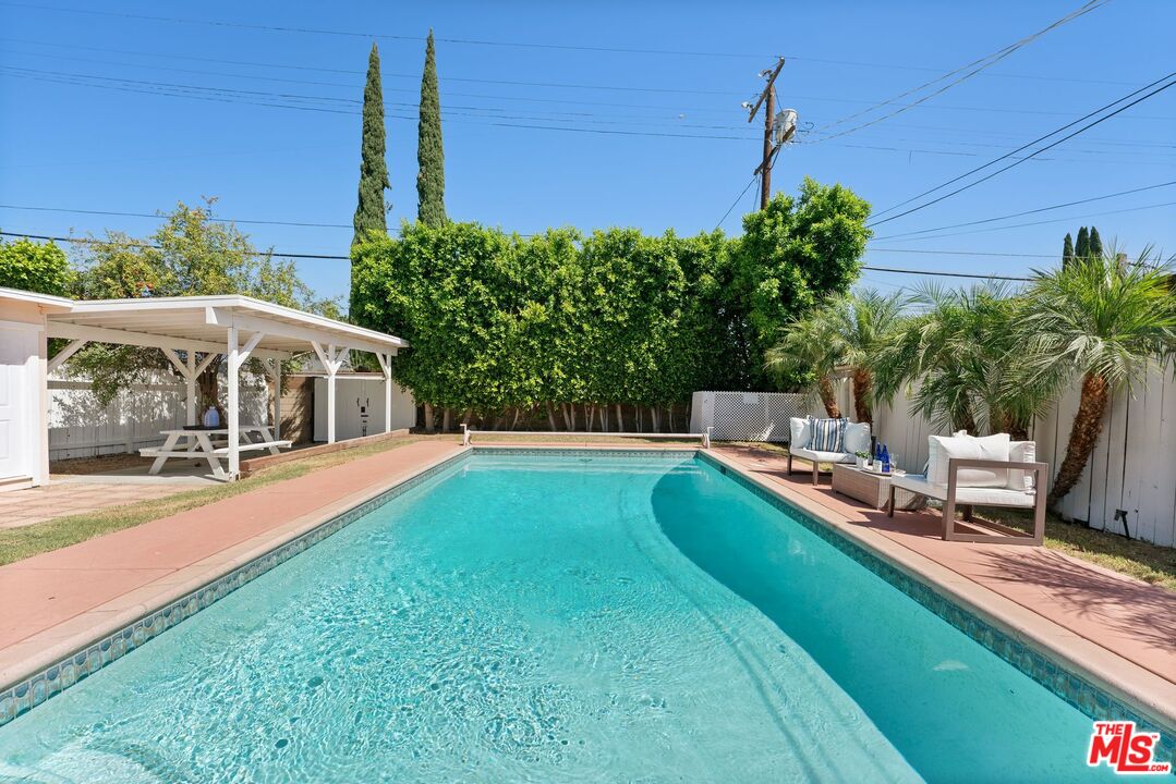 17827 Burbank Blvd, Encino 