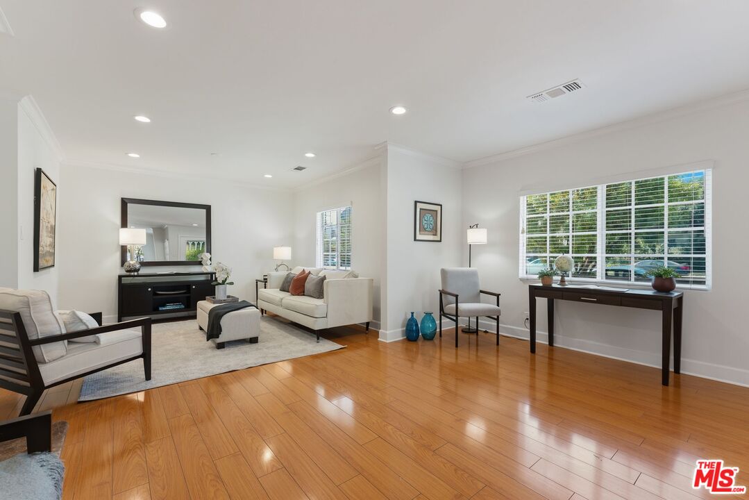 17827 Burbank Blvd, Encino 