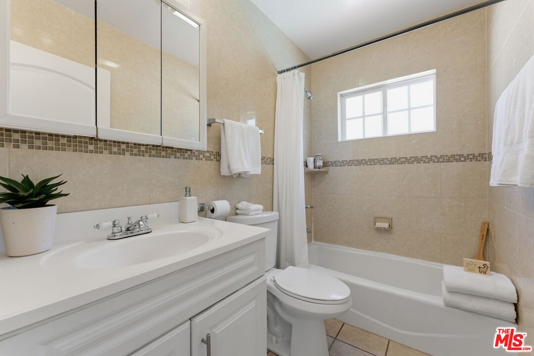 17827 Burbank Blvd, Encino 