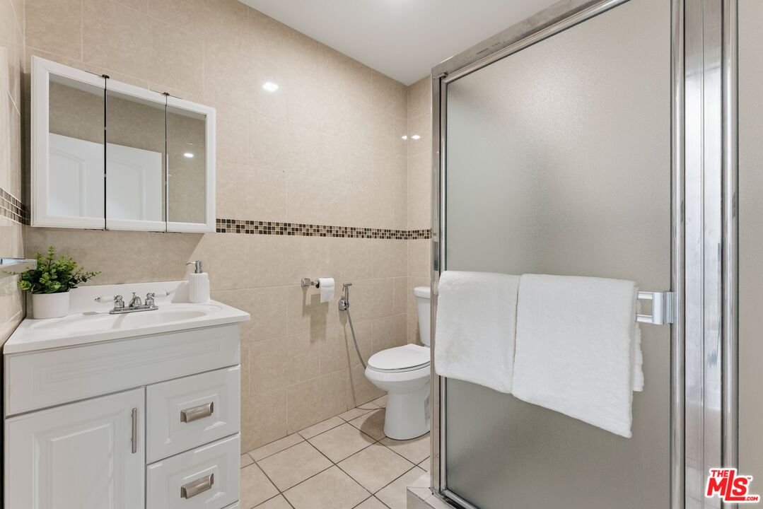 17827 Burbank Blvd, Encino 